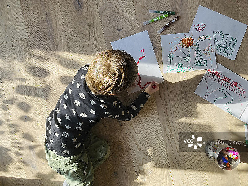 儿童在地板上绘画图片素材