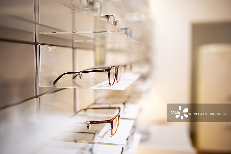 商店展示的眼镜框图片素材