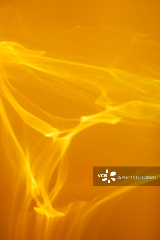 明亮彩色背景上的彩色反射。用于您的设计、广告或网站的散焦充满活力的抽象背景。技术、科学、无线连接和未来波浪的概念。年度流行色的Web banner图片素材