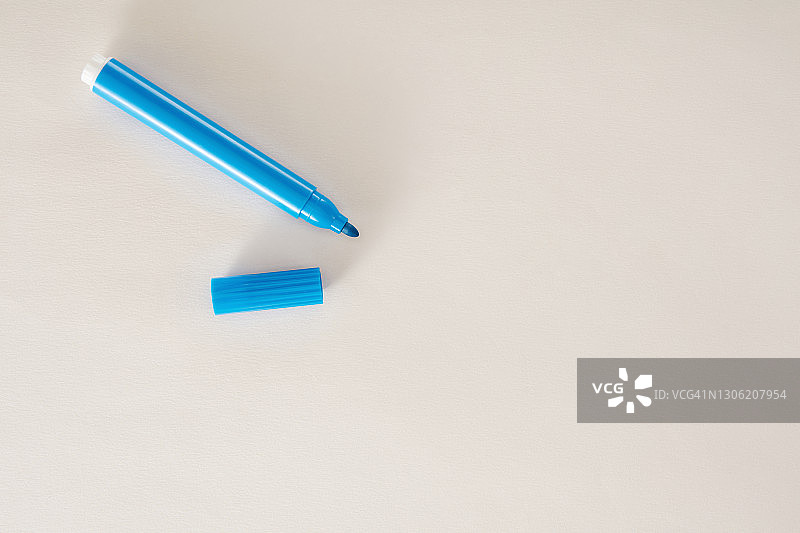 白色背景上的蓝色毡尖笔图片素材