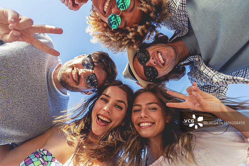 一群朋友的欢乐时光图片素材