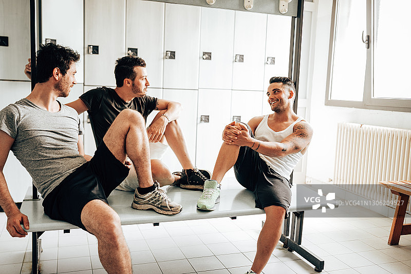 疲惫的朋友们在更衣室里聊天图片素材