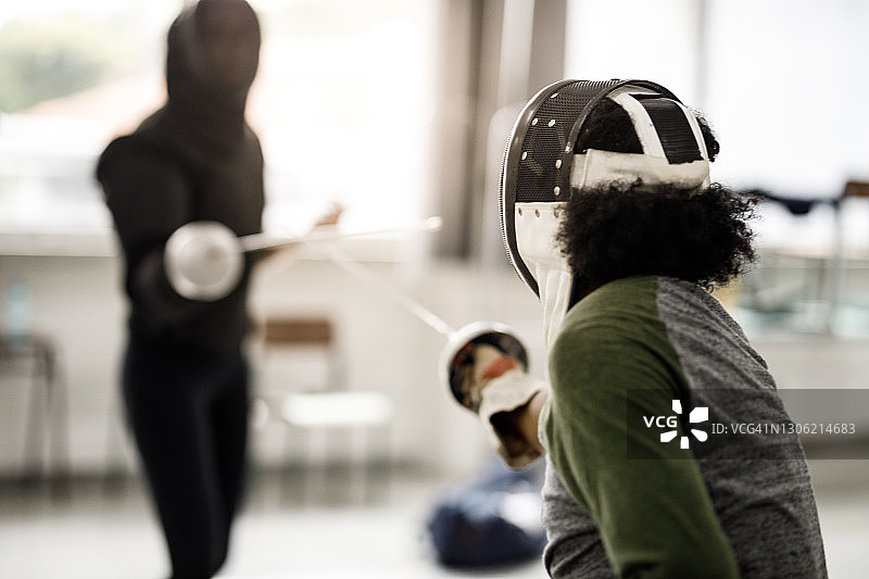 男子轮椅击剑运动员与女教练训练图片素材