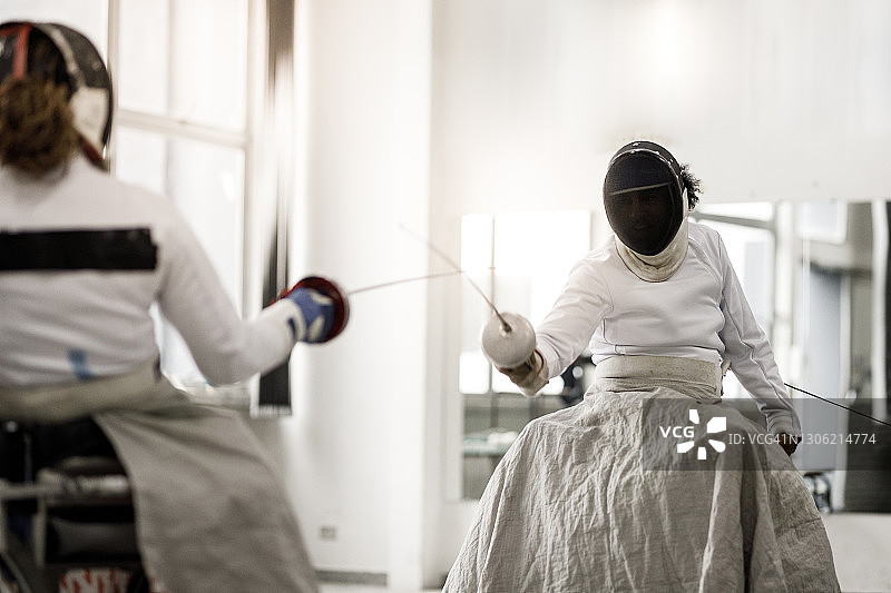 男女轮椅击剑运动员竞技图片素材