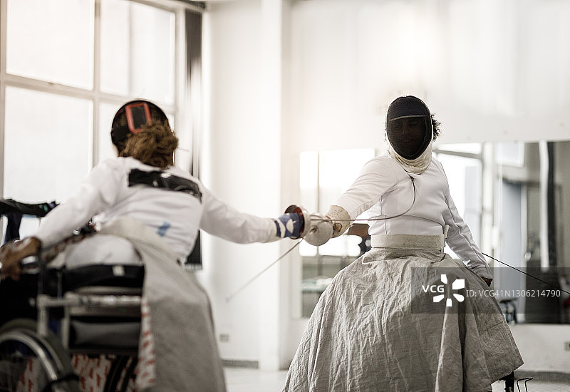 男女轮椅击剑运动员正在战斗图片素材