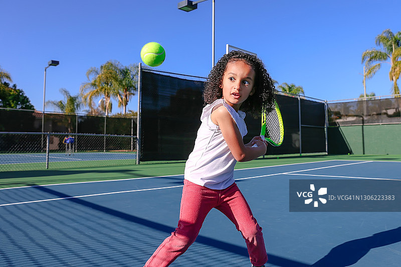 女孩打网球图片素材