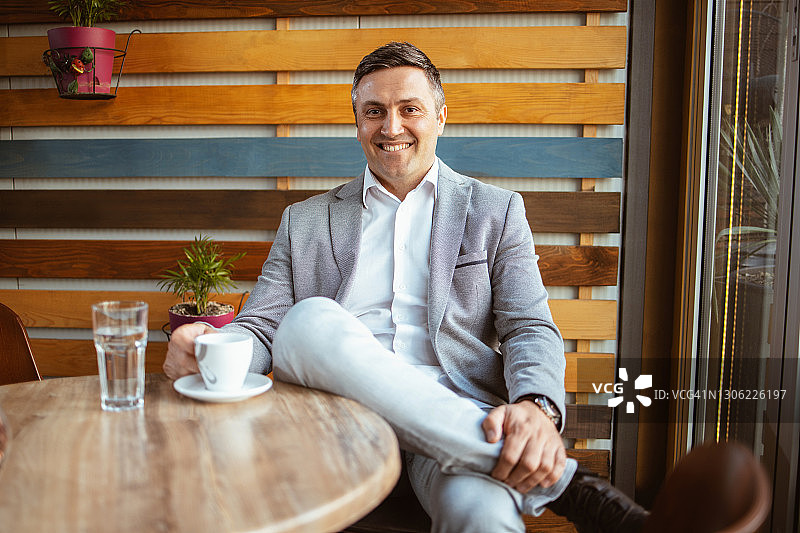 喝浓缩咖啡的中年商人图片素材
