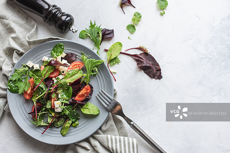 塔布勒沙拉、盘子、乡村混凝土背景。传统中东或阿拉伯菜肴。黎凡特素食沙拉配欧芹、薄荷、布格麦、番茄。中东mezze的一部分。文本空间图片素材