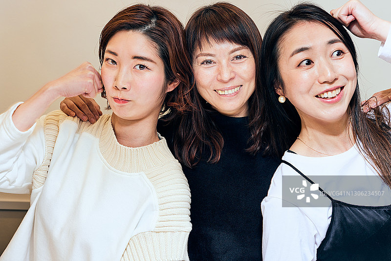 美容院女老板和同事在店里微笑肖像图片素材