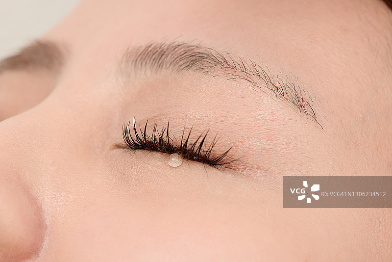 滴眼液滴落瞬间特写图片素材