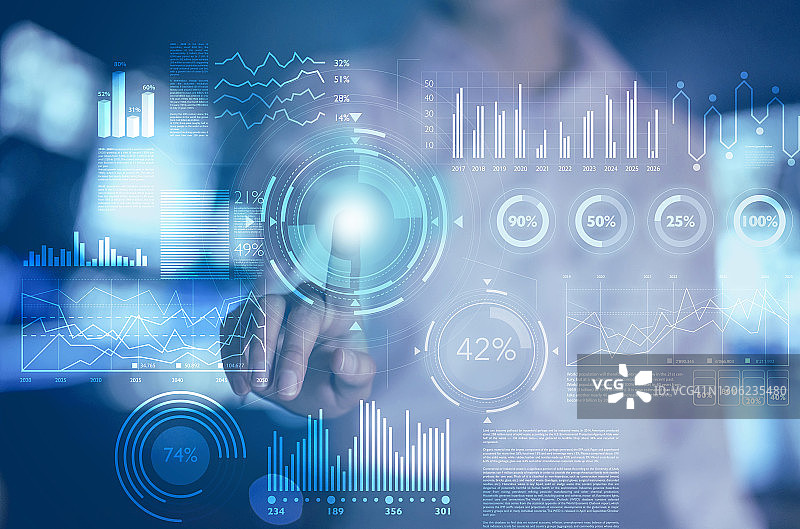 女人在触摸屏上分析业务发展并打开图表图片素材