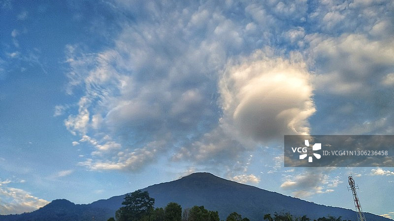 云雾缭绕的芝瑞迈山景色图片素材