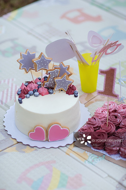 草莓生日蛋糕和纸杯蛋糕照片图片素材