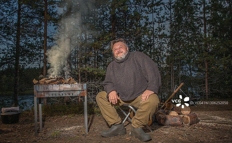 在篝火旁的男人图片素材