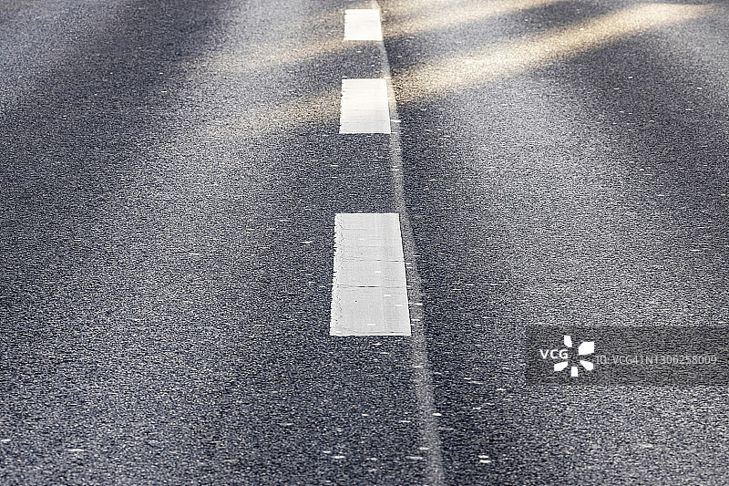 带有车道标记的道路图片素材