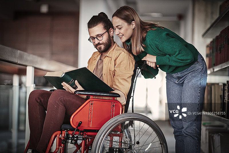 男子轮椅图片素材