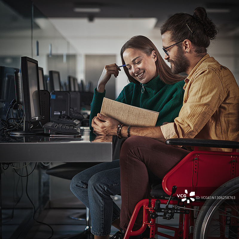 男子轮椅图片素材