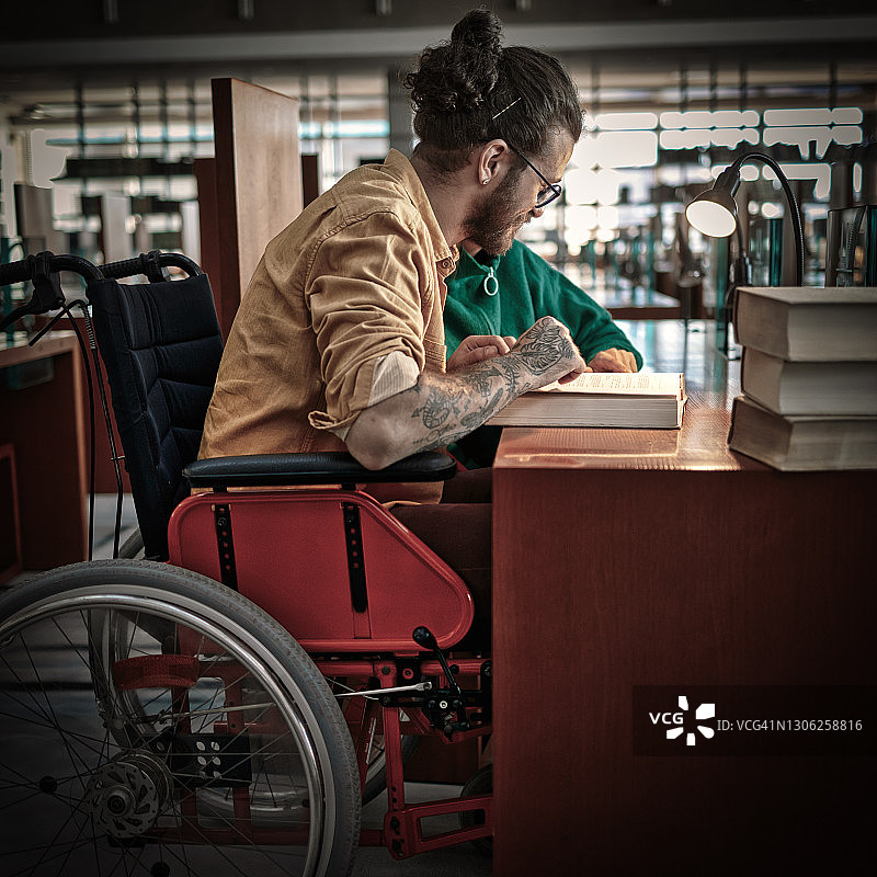 男子轮椅图片素材
