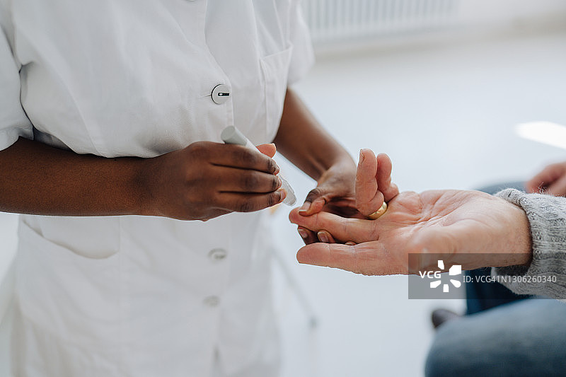 护士检查病人血糖图片素材