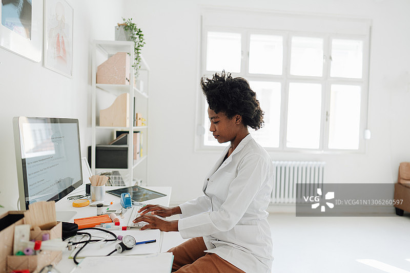 非洲裔美国女医生肖像图片素材