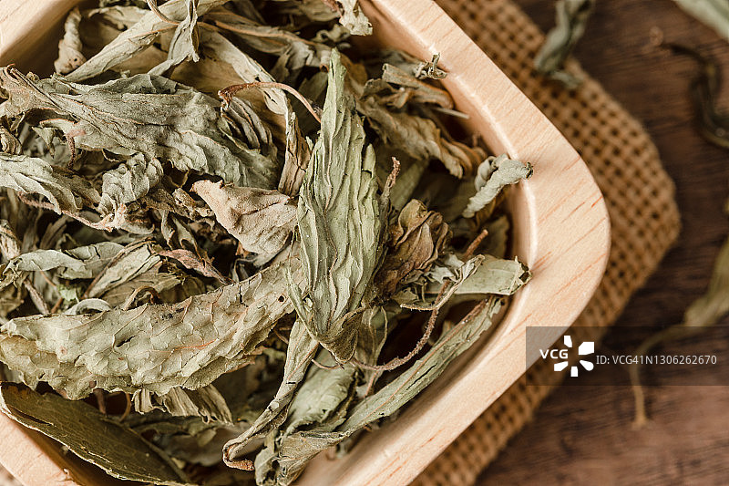 木制背景上的甜叶菊叶子特写图片素材