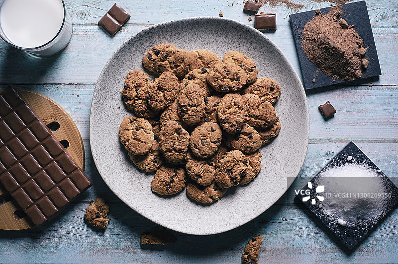 深色厨房桌上自制巧克力曲奇饼干图片素材