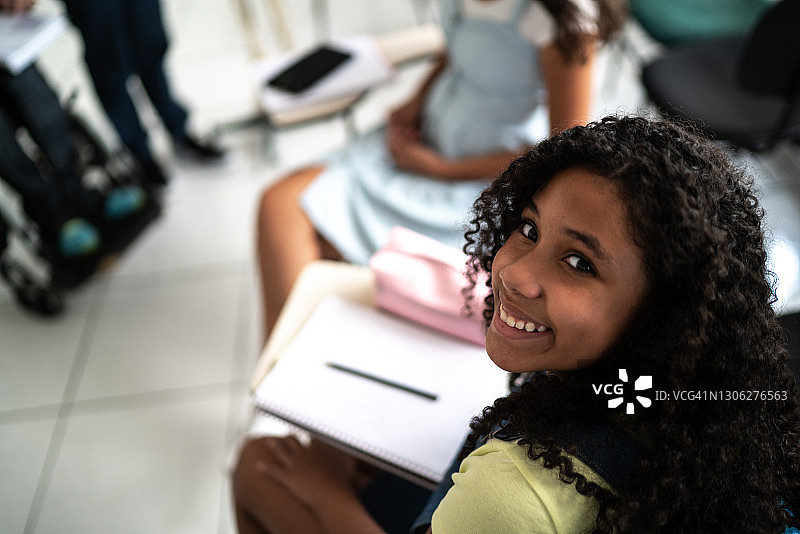 教室里的高中生肖像图片素材