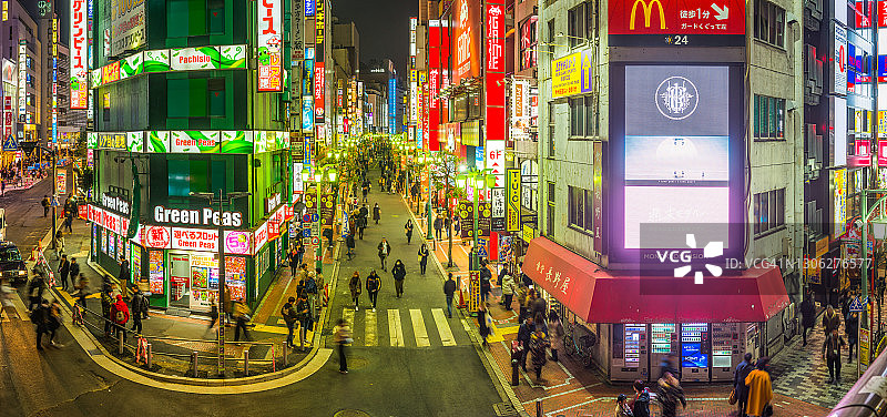 东京新宿拥挤的购物街霓虹夜景全景图片素材