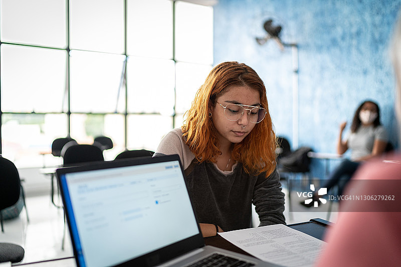 大学里老师和学生谈论考试结果或进行面试图片素材