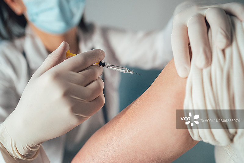 医生给病人接种新冠疫苗图片素材