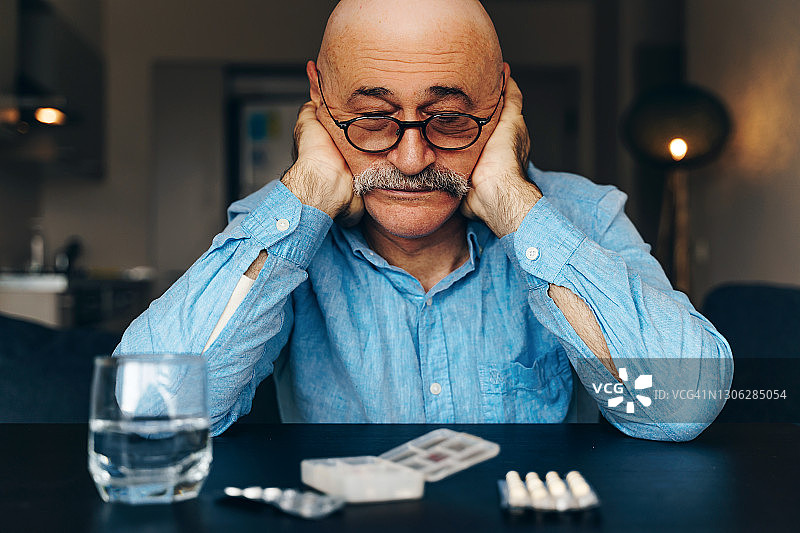 携带所有药物的年长男人图片素材