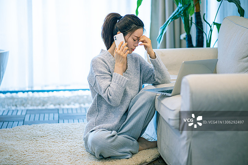 在家用笔记本电脑工作的压力女士图片素材