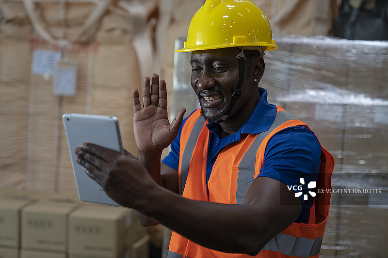 员工在仓库使用手机进行视频通话图片素材