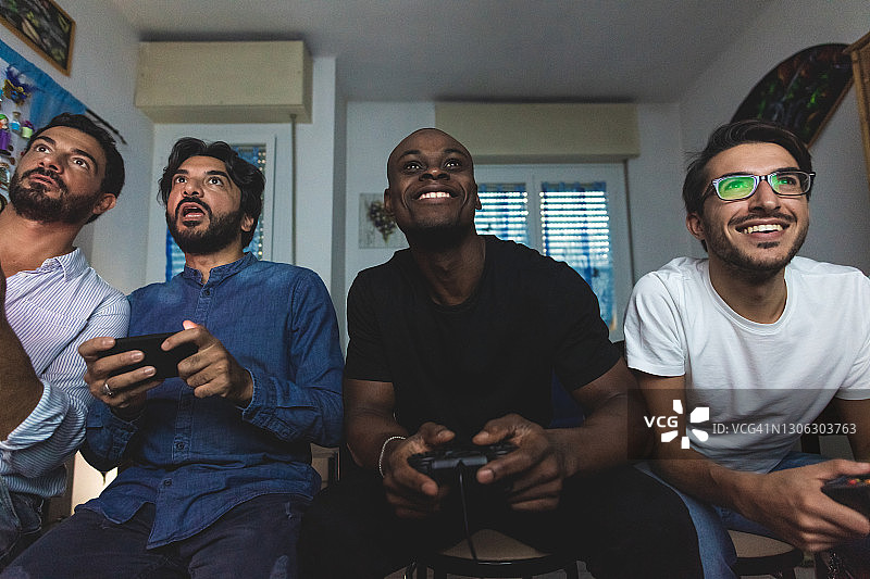 男性朋友玩电脑游戏图片素材