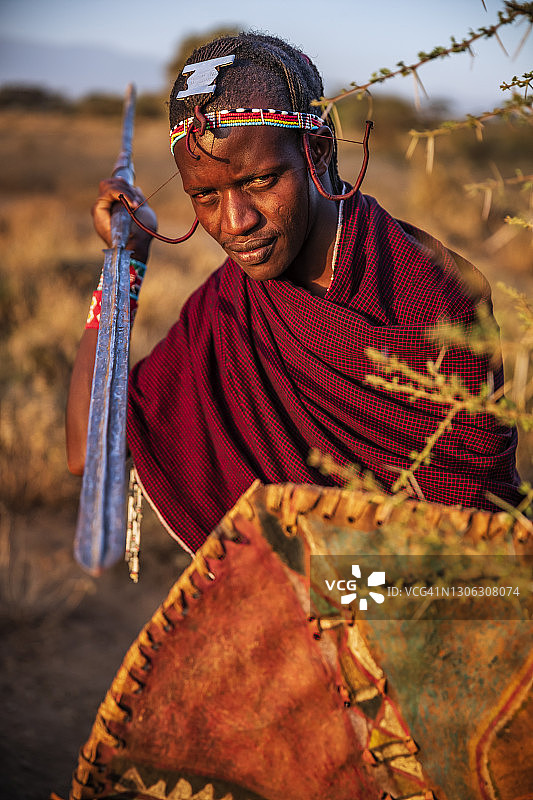 来自马赛部落的战士，背景是乞力马扎罗山，肯尼亚，非洲图片素材