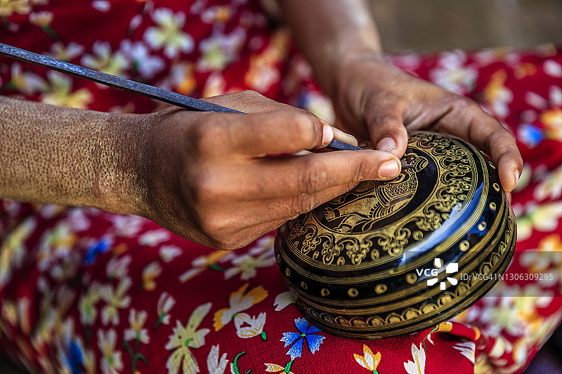 在缅甸蒲甘制作漆器的年轻缅甸女孩图片素材