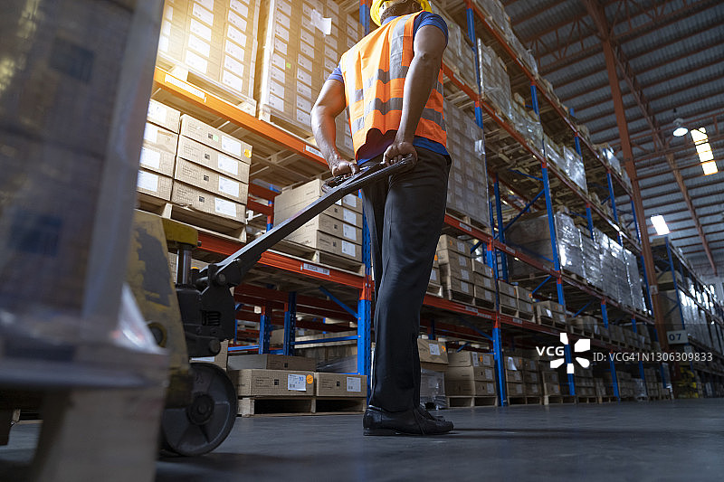 仓库员工从后方装载纸箱图片素材