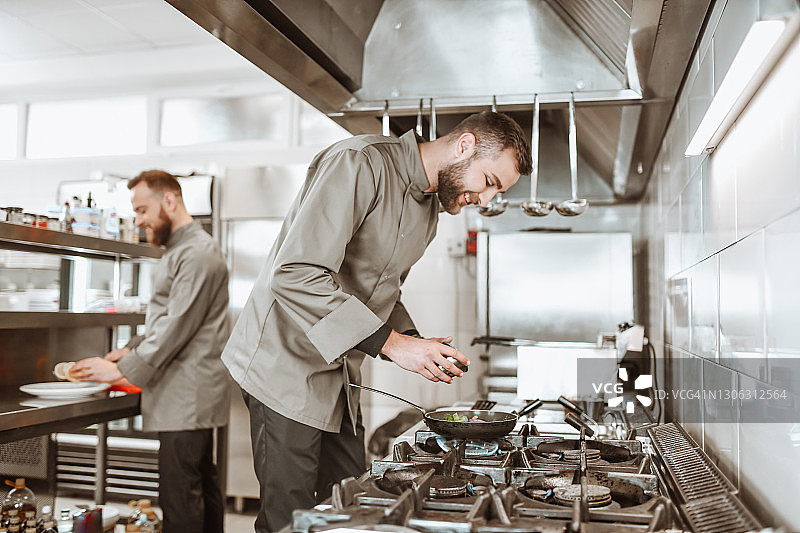 享受工作并竞赛的男厨师图片素材