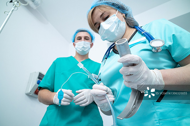 医生手中拿着喉镜图片素材