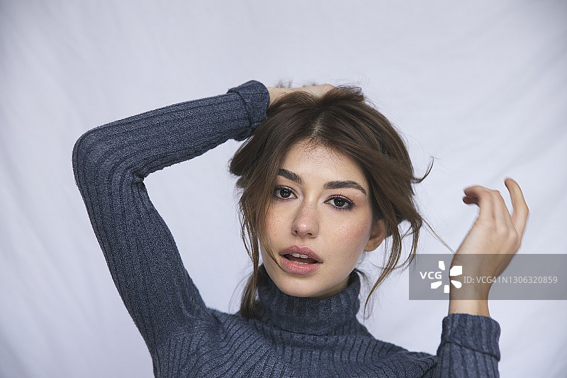 表情略显困惑的年轻棕发女子图片素材