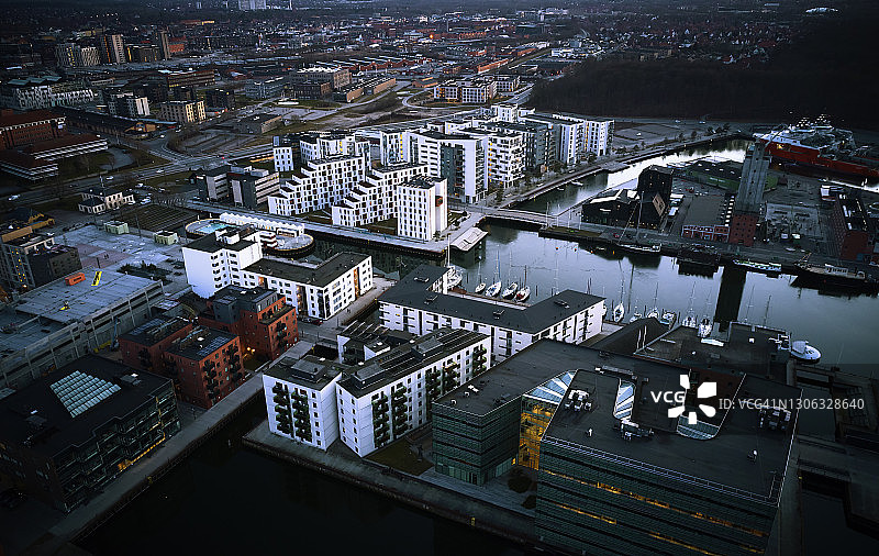 港口上方的新住宅区图片素材