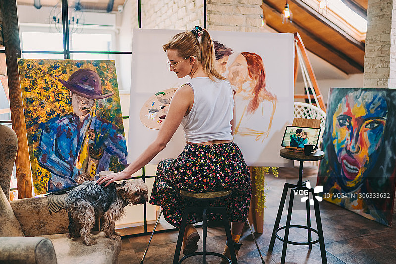 在艺术工作室绘画的艺术家图片素材