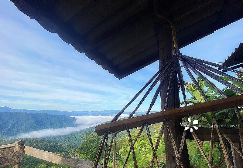 山地部落房屋一角的自然风光图片素材