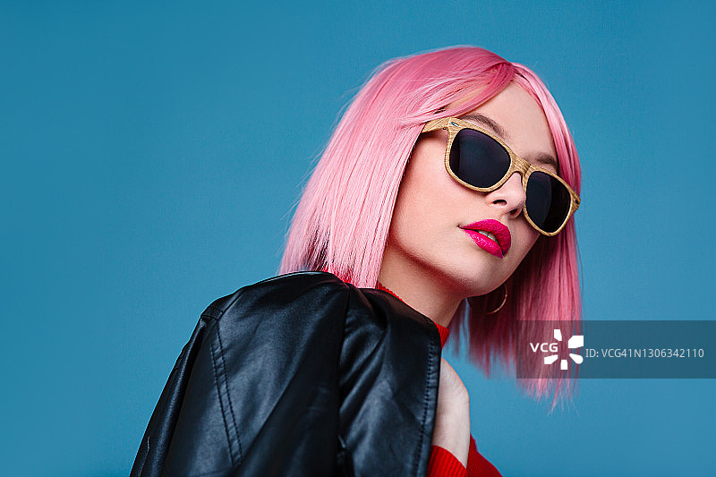 美丽粉色头发的女人图片素材