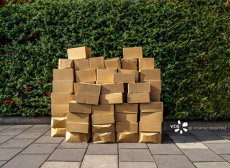 人行道上的箱子堆图片素材