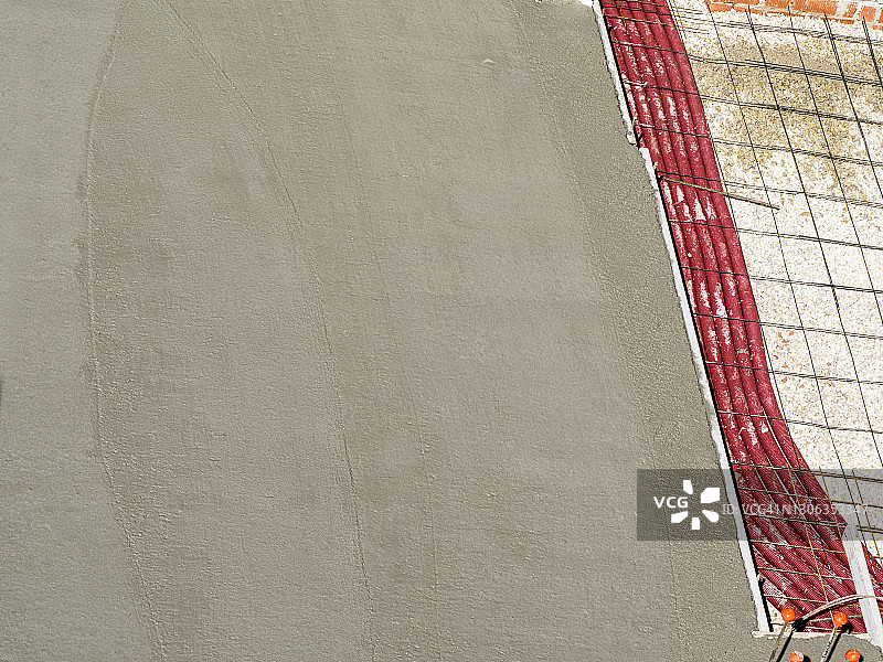 在许多建筑工地中，水泥土或潮湿混凝土的凝固图片素材