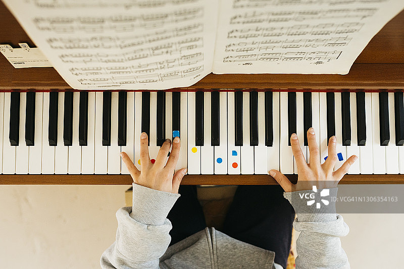 儿童弹钢琴键盘图片素材