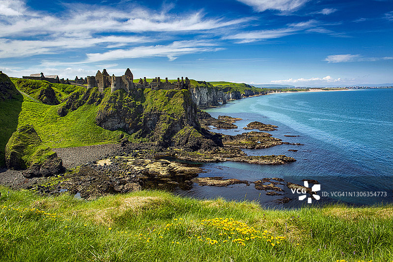 北爱尔兰北部海岸的邓路斯中世纪城堡图片素材