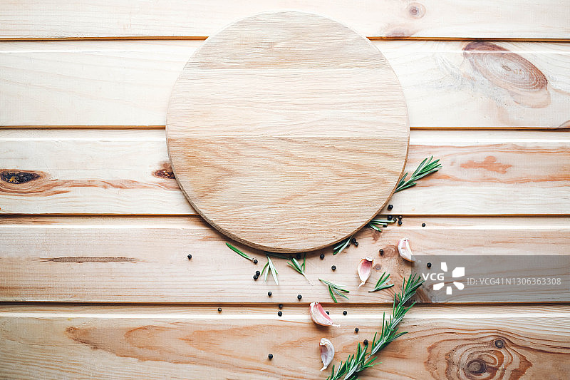 木质背景上的香料圆形砧板图片素材