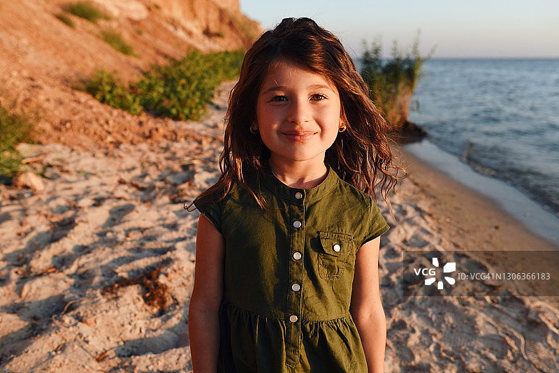 自然风光中的美丽黑发女孩图片素材